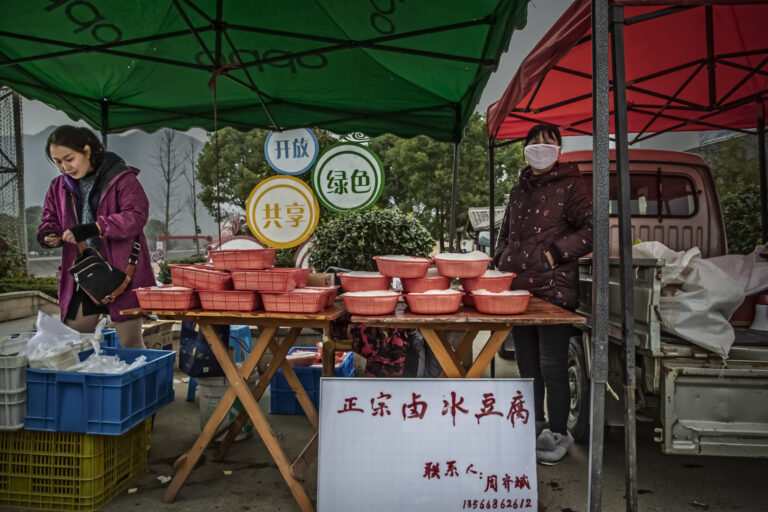 Xu Xianjin - Busy-Market-before-Holiday-8
